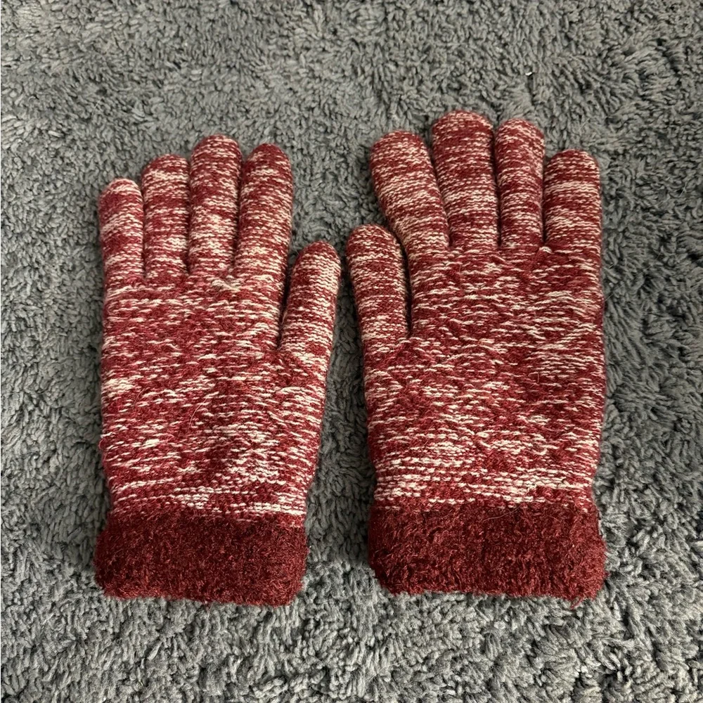 NWOT maroon and white texture colored thick gloves